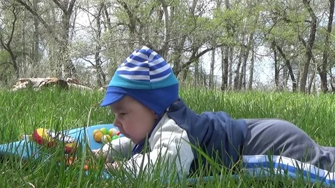 Baby playing in the grass Video stock 76727894