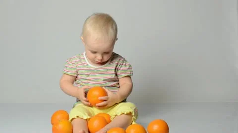 Baby playing with oranges Video stock 22009912