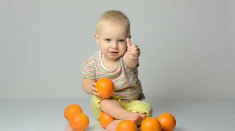Baby playing with oranges Video stock 22009915