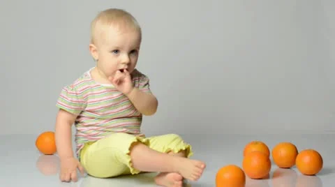 Baby playing with oranges Vídeos de archivo 22009918