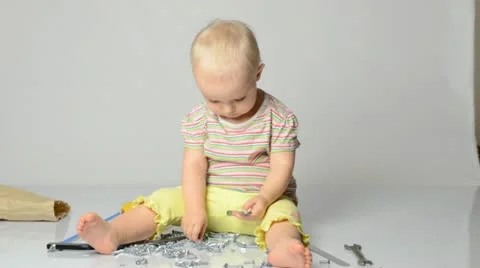 Baby playing with tools Vídeos de archivo 22009930