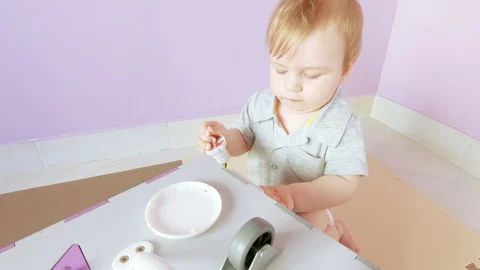 Baby plays with busy cube 库存影片 129333124