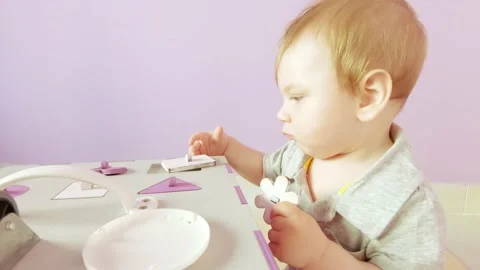 Baby plays with busy cube 库存影片 132555878