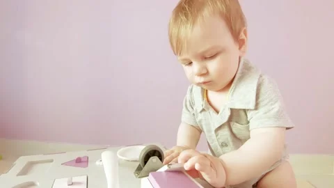 Baby plays with busy cube 库存影片 147612224