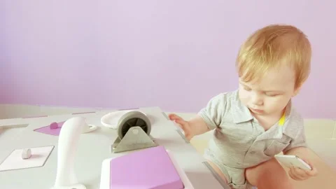 Baby plays with busy cube 库存影片 147612490