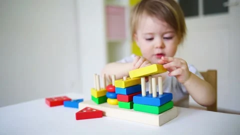 Baby plays in the constructor. small childputs the rings on the pins. 動画素材 141281282
