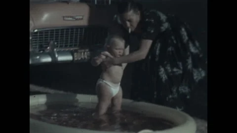Baby Pool 1955 Stockbeeldmateriaal 152918743