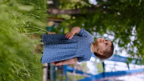 Baby run the first steps. kid running in lifestyle nature on the grass in park s Vidéo 245361818