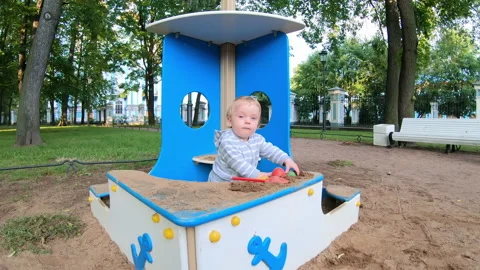 Baby in the sandbox 스톡 동영상 136411026