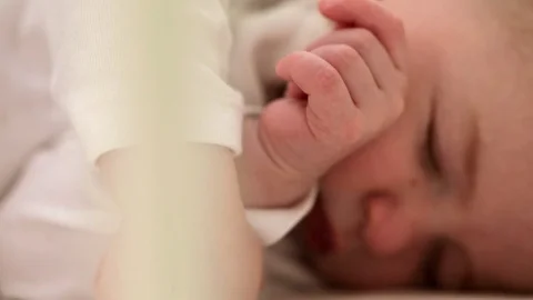 Baby sleeping peacefully in his cot. Vidéo 88405558