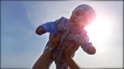 Baby smiling in the sun Vídeo Stock 54581689