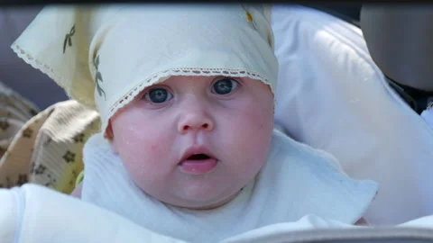 Baby spit up formula. Vídeos de archivo 337541744