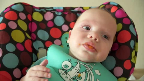The baby is spoon fed. 動画素材 231368130