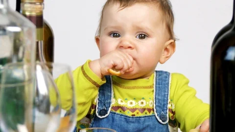 Baby surrounded by empty bottles. Сhild abuse. Vídeo Stock 101360779