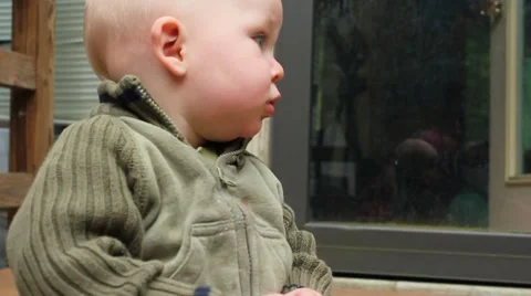 Baby talking and pointing Video stock 8764053