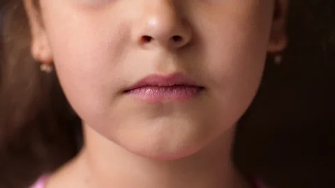 Baby teeth. Knocks his teeth opening and closing his mouth. Cutting root tooth Vidéo 118836194