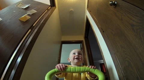 Baby Trying to Walk Видео 40340508