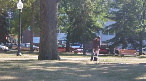 Baby walking with daddy's hands Video stock 8900540
