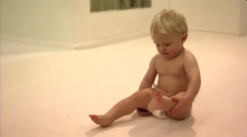 Baby walking Stock Footage 43695533