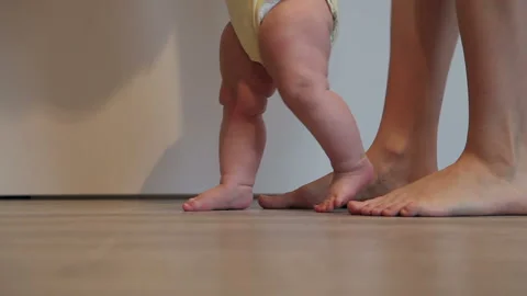 Baby Walking His First Steps. Close-up On Feet. 库存影片 86231190