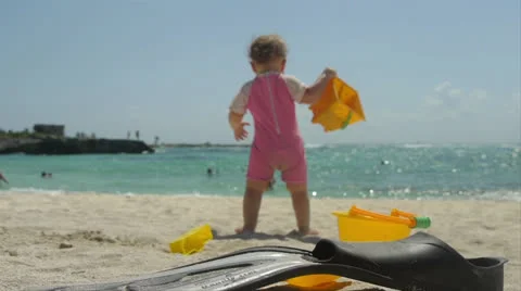 Baby walking to Ocean Vídeo Stock 22996635