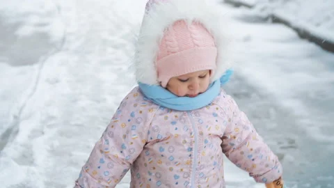 Baby walking in the snow Video stock 101703365