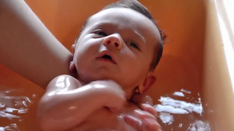 Baby's first bath Video stock 28468286