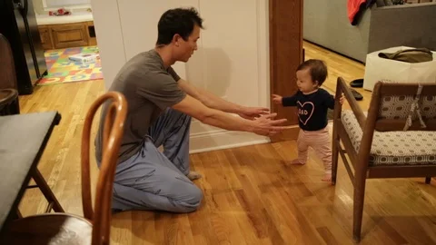 Babys First Steps with Dad 動画素材 90262851