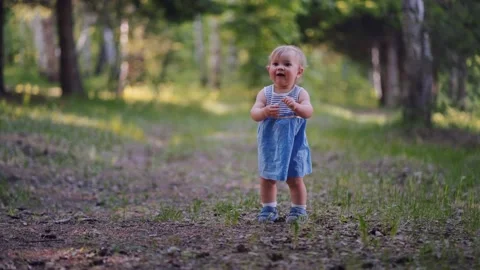 Baby's first steps in the park Stock-Footage 133146214