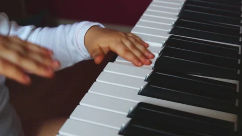 Baby's hands plays the keys of an eletronic keyboard. Stock Footage 79312698