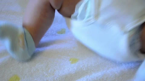 Baby's nappy Видео 28474253