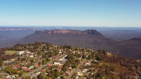 Back aerial flying from Echo point in Katoomba of Blue Mountains in 4k. Stock Footage 211903669