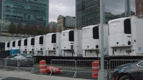 Back angle of refrigerator trucks lined up in downtown manhattan Vídeos de archivo 251199151