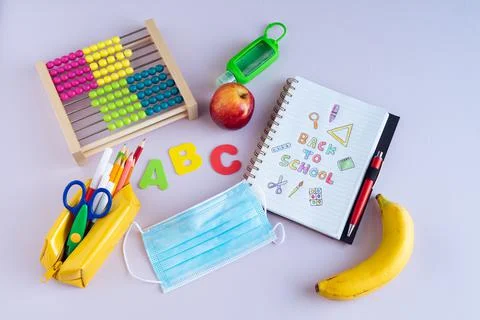 Back to class. Notebook with text and complements. Foto stock
