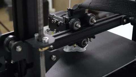 Back Close-Up Video of a Modern 3D Printer Making a White 3D Model Vidéo 252354223