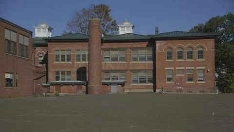 Back courtyard of Sprague Elementary School in Waterbury, CT 库存影片 304373113