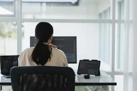 Back of developer programmer working on multiple monitor to programming cod.. Foto stock