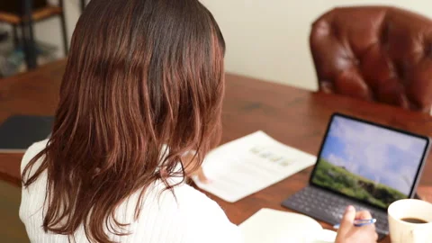 The Back of a Foreign Woman Working Remotely Vidéo 332464520
