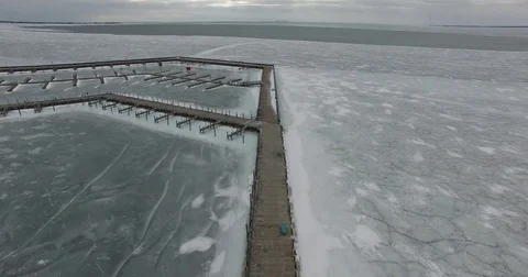 Back up of frozen pier Stock Footage 72506304