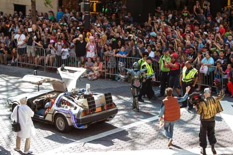 Back To The Future Characters Participate In Dragon Con Parade Fotos de archivo