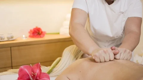 Back massage Stock-Footage 106555671