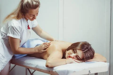 A back massage in the salon 库存照片