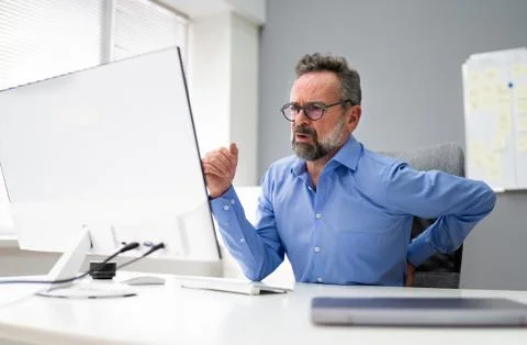 Back Pain At Computer In Office Foto stock
