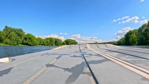 The back of the sap board floating in the middle of the river 库存影片 283729697