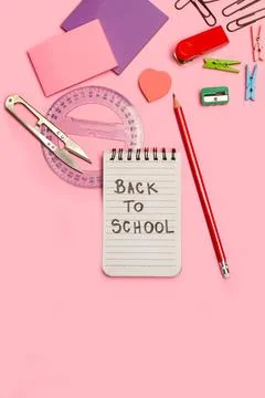 Back to scholl write in a lined notepad and school utensils Foto stock