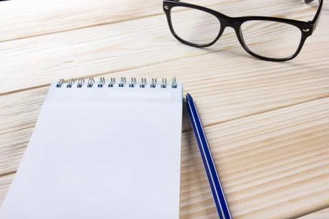 Back to school. Blank note pad, notebook with pen and glasses Stock-Fotos