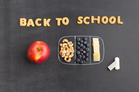Back to school concept chalk board with accessories and lunch box note from Foto stock