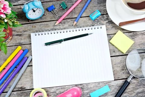 Back to school concept with notepad and pencils in the middle of stationery s Foto stock