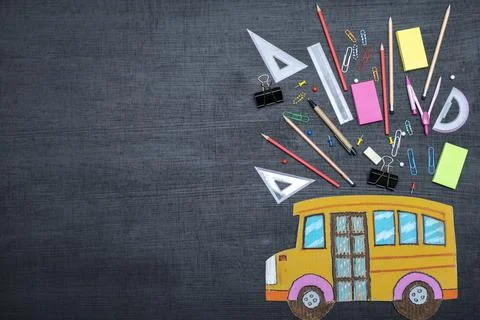 Back to school concept. School bus made of paper, Put on a blackboard. 库存照片