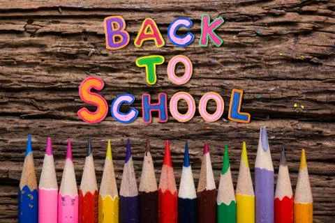 Back to School desk table top view, words on grunge old wooden board background Stock-Fotos